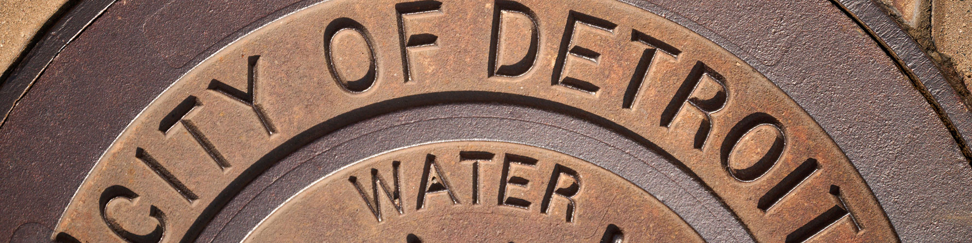 Крышка люка из чугуна с изготовленным на заказ логотипом CITY OF DETROIT WATER EJ